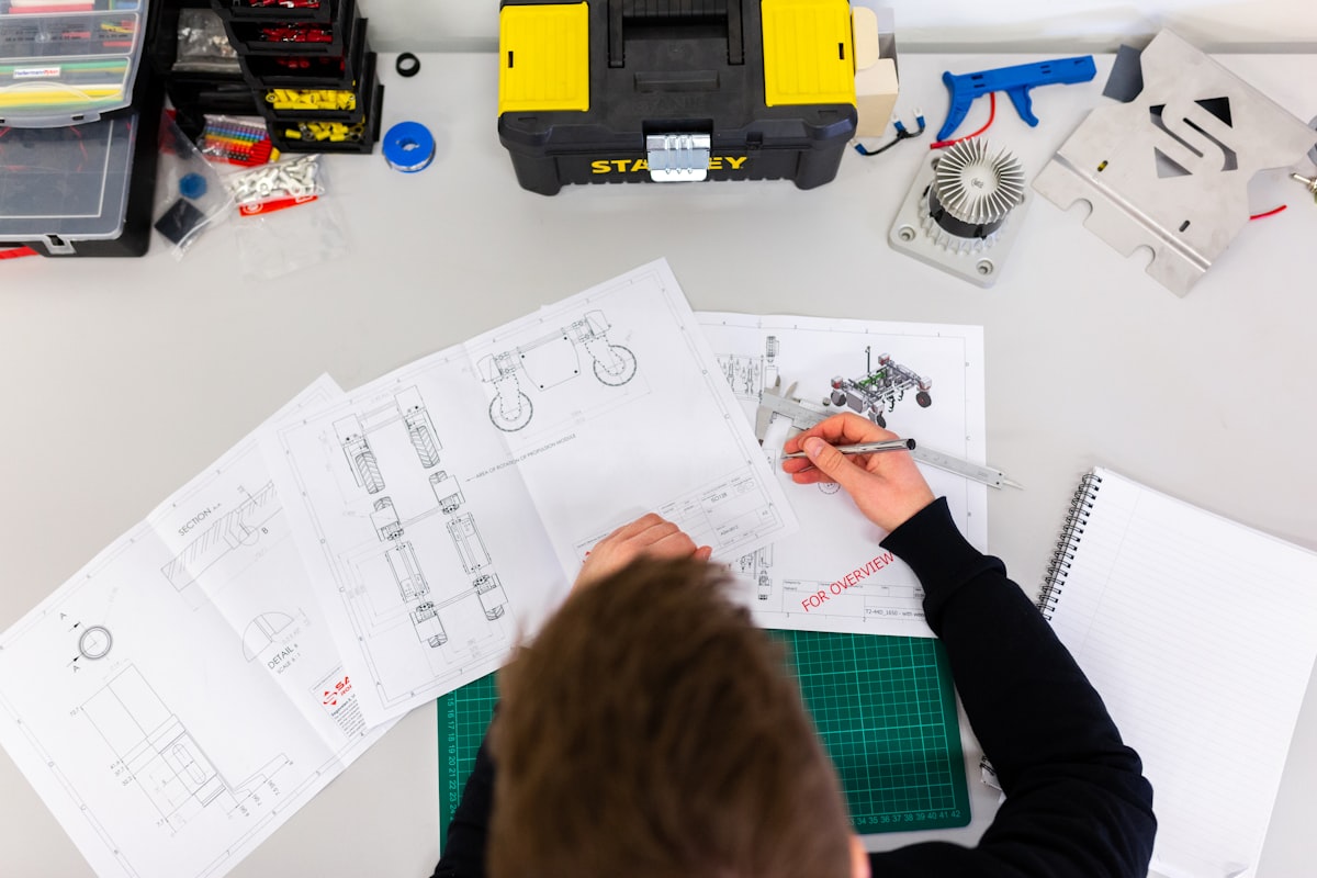 Ingeniero supervisando sistema de automatización industrial