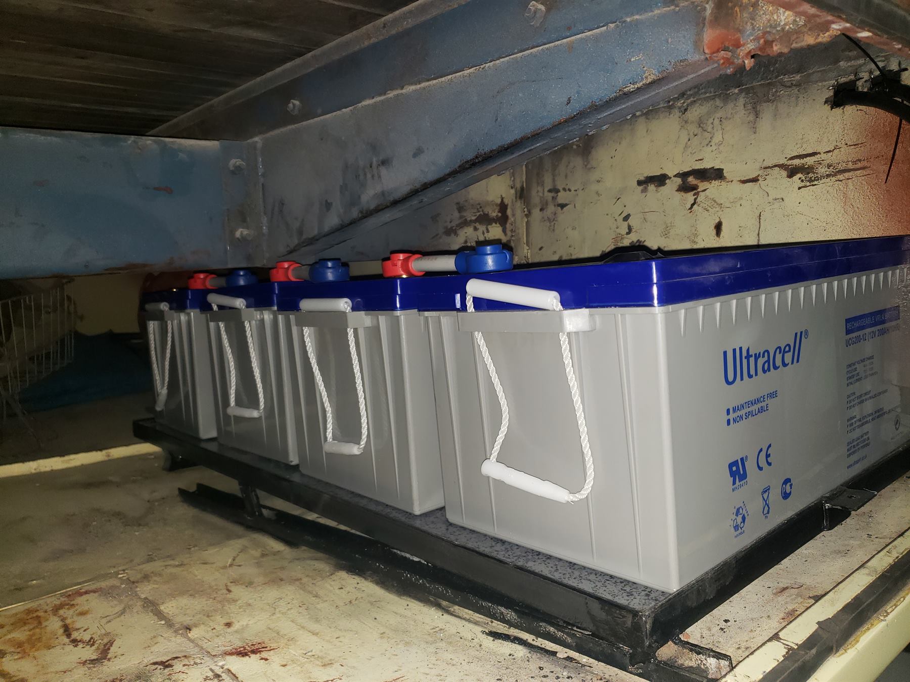 Banco de baterías Ultracell instalado en compartimento del motorhome