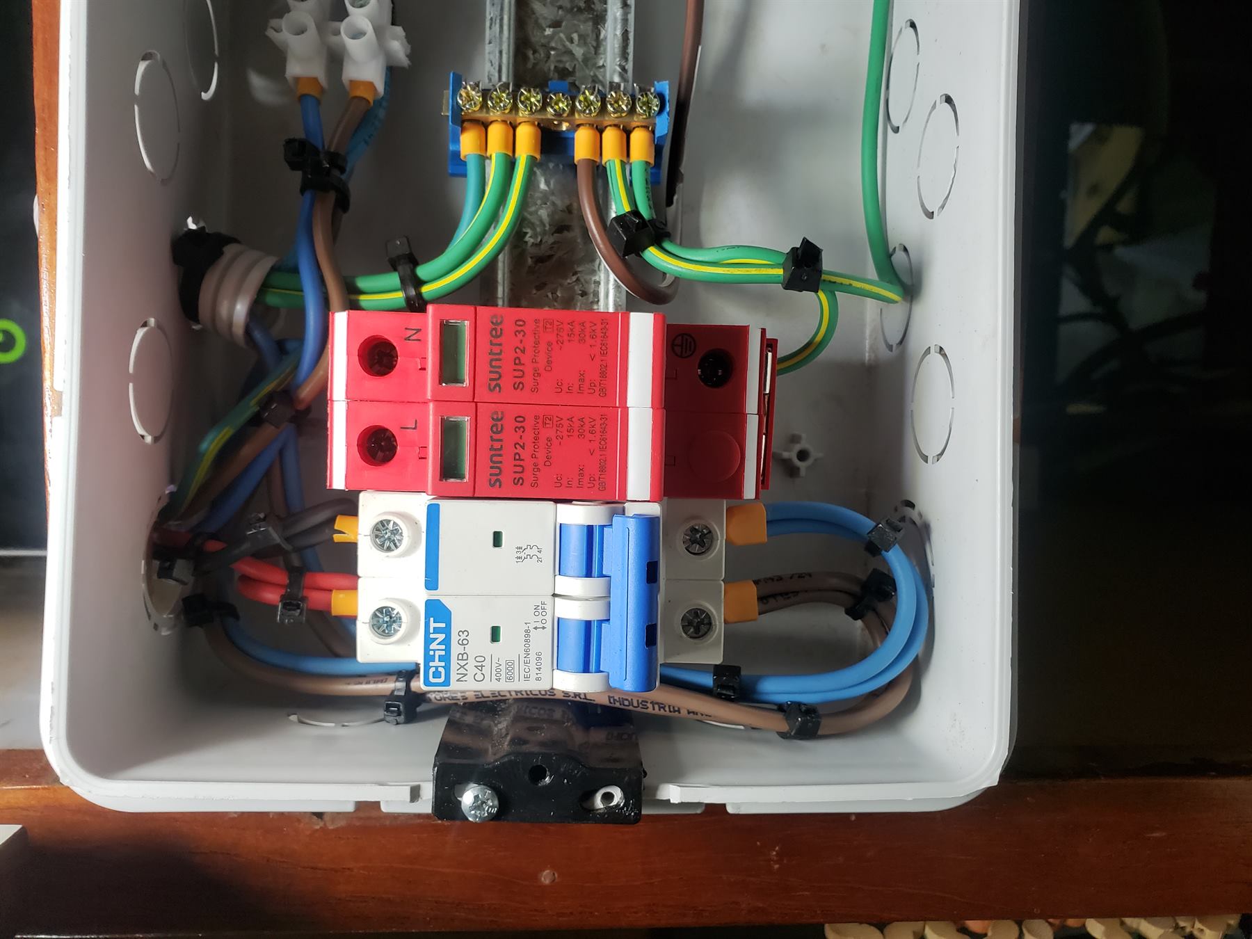 Caja de protecciones eléctricas del motorhome