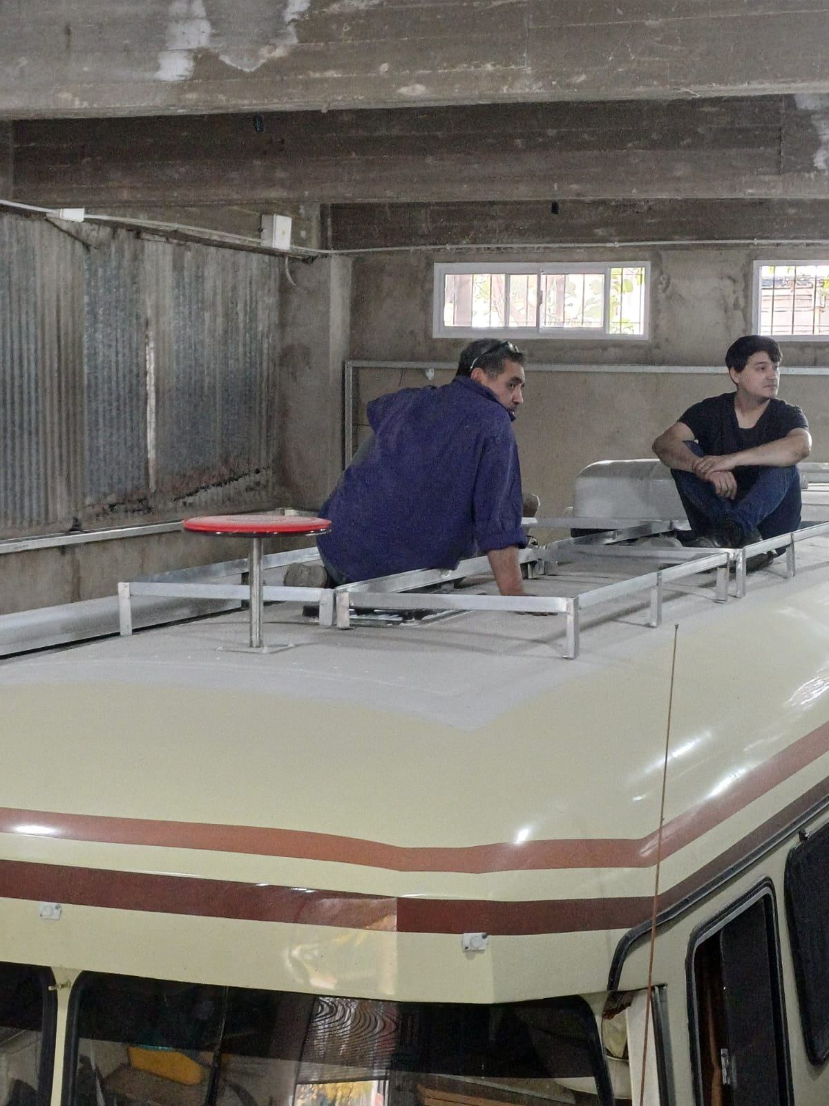 Trabajo de instalación de paneles solares sobre el motorhome