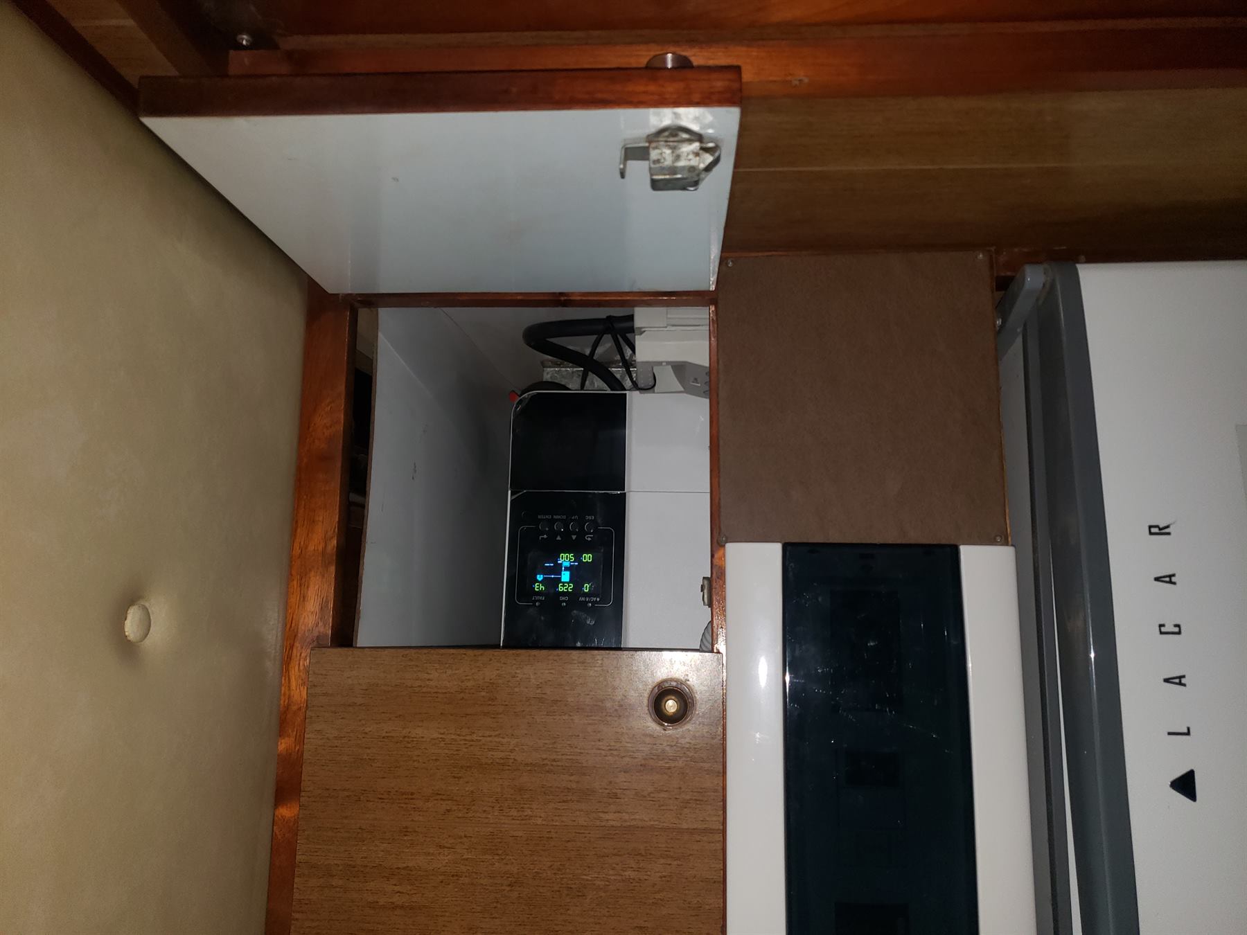 Inversor instalado dentro de compartimento del motorhome