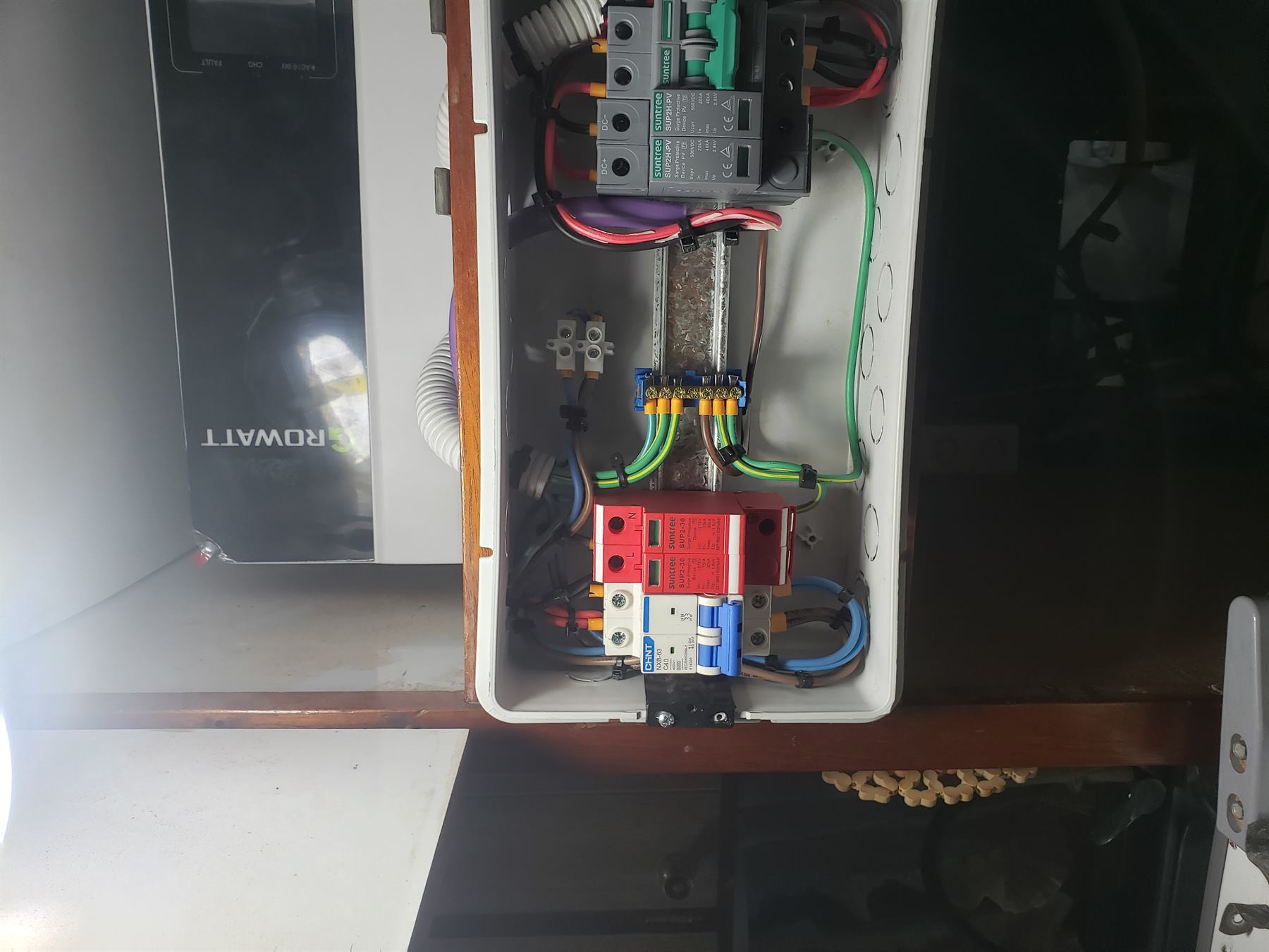 Inversor Growatt con protecciones instaladas
