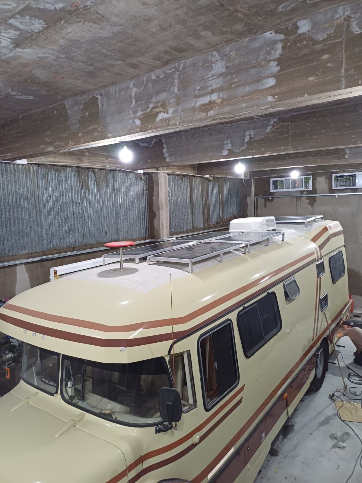 Motorhome en taller durante la instalación solar