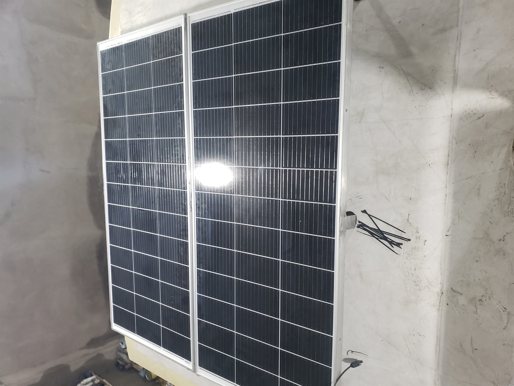 Panel solar ubicado sobre lateral del techo del motorhome