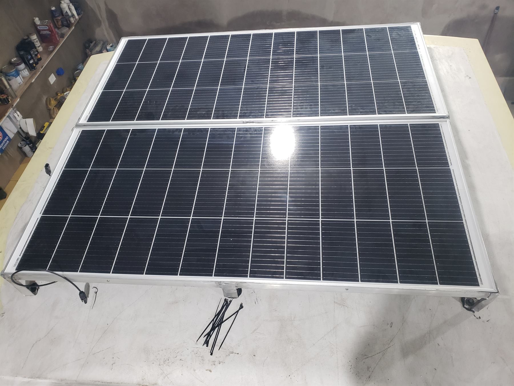 Paneles solares vistos desde arriba en el techo del motorhome