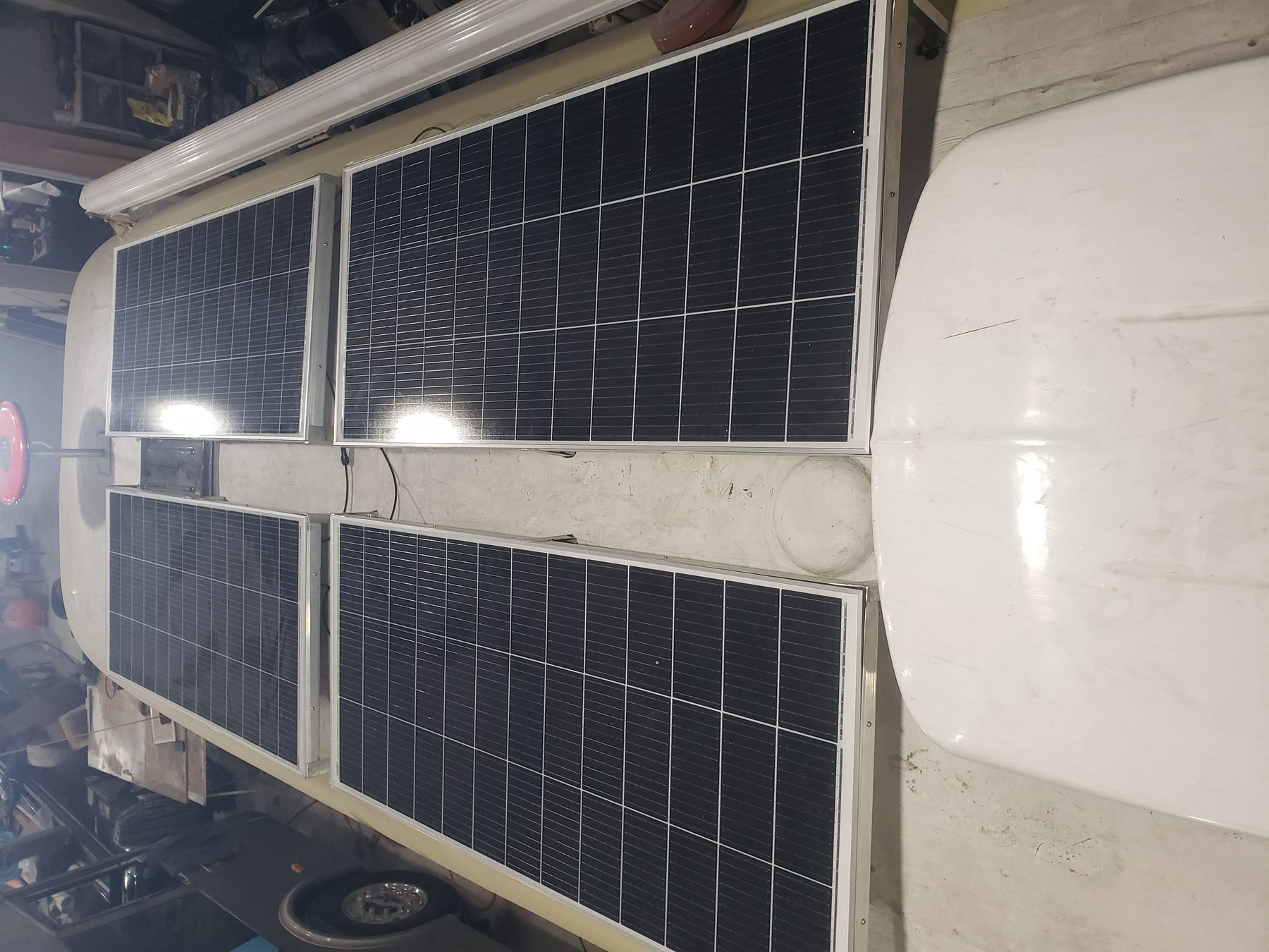Paneles solares instalados sobre el techo del motorhome