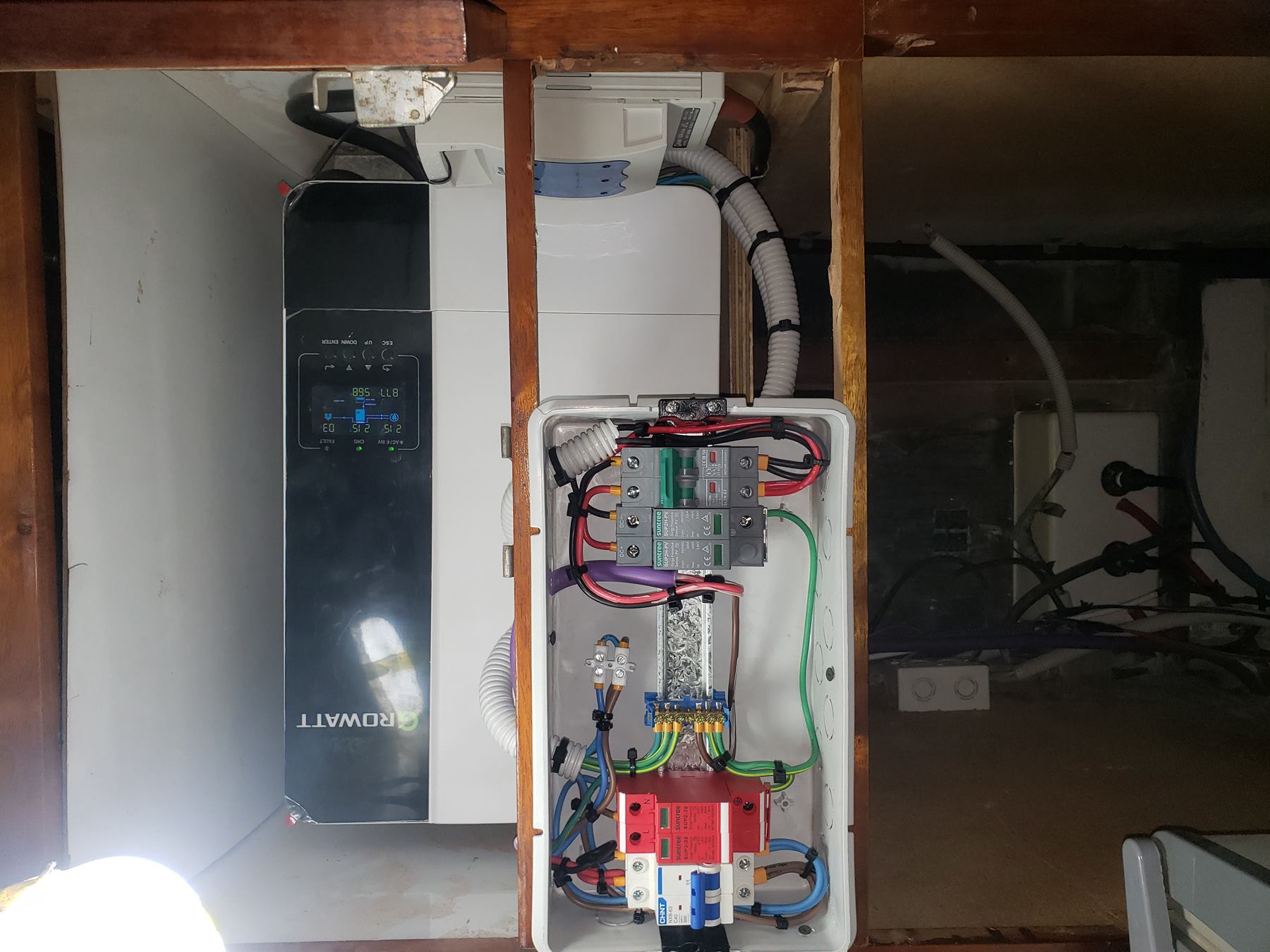 Sistema eléctrico completo con inversor y protecciones