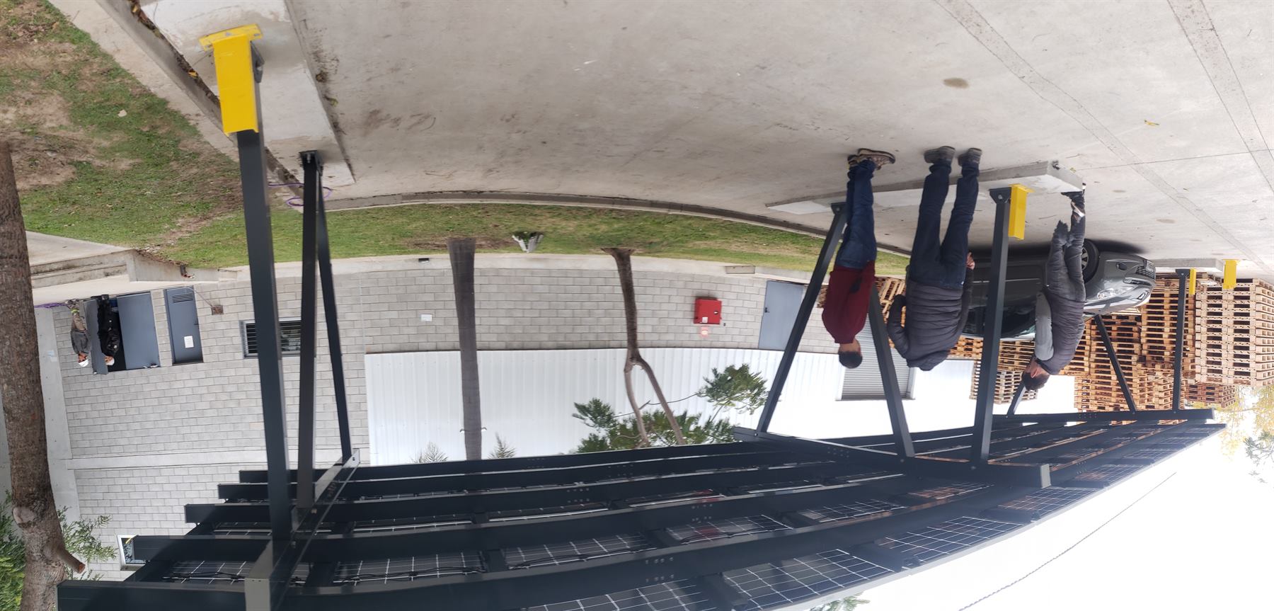 Paneles solares instalados sobre cubierta del estacionamiento